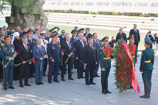Жители Сталинграда встречают День Победы на Мамаевом кургане