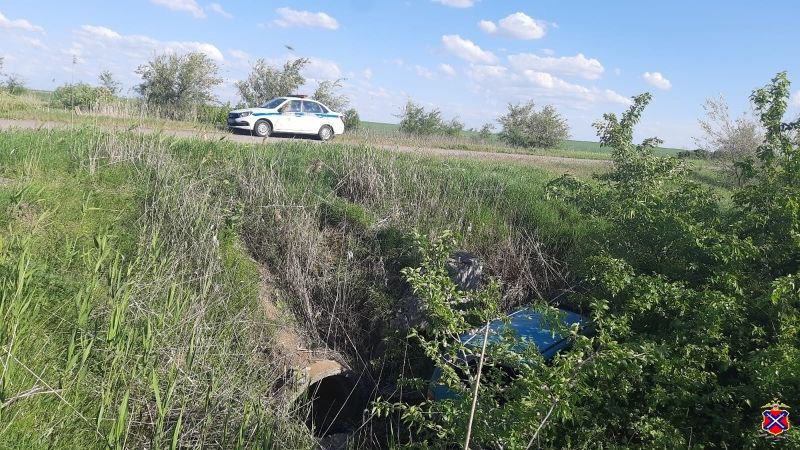 В Волгоградской области из-за лопнувшего колеса «Ока» съехала в оросительный канал